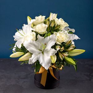 Weiße Rosen & Lilien in Hutschachtel für 58,99€ in Euroflorist
