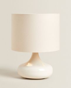 Kleine Lampe Mit Keramiksockel für 49,99€ in ZARA HOME