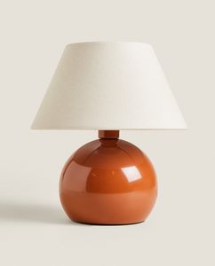 Lampe Mit Rötlichem Fuss für 39,99€ in ZARA HOME