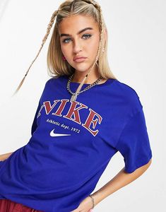 Nike – Unisex Varsity – T-Shirt in Königsblau für 25€ in ASOS